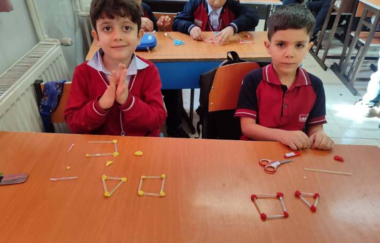 درست کردن اشکال هندسی با استفاده از (نی،خمیربازی) به منظور تثبیت یادگیری هر اشکال از چند میله درست ش 2