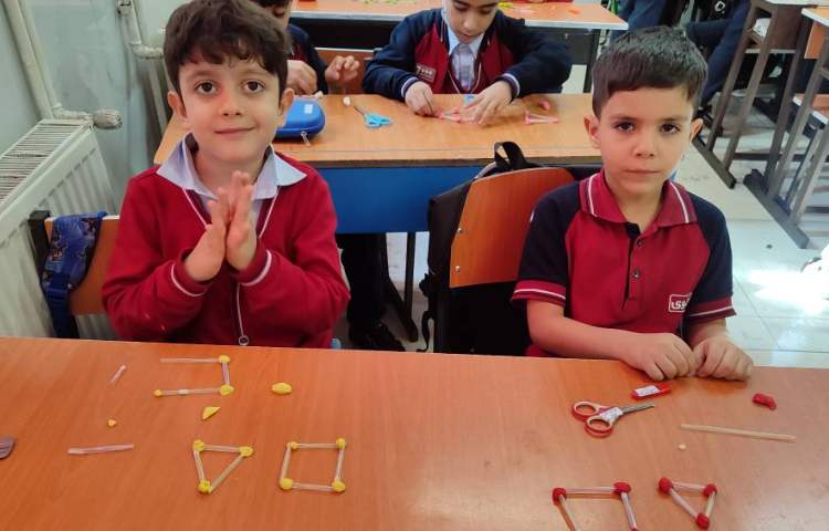 درست کردن اشکال هندسی با استفاده از (نی،خمیربازی) به منظور تثبیت یادگیری هر اشکال از چند میله درست ش 3