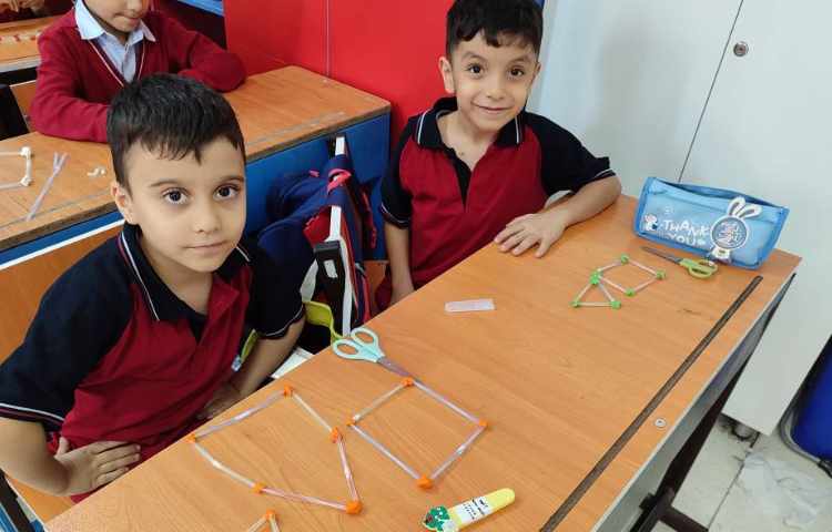 درست کردن اشکال هندسی با استفاده از (نی،خمیربازی) به منظور تثبیت یادگیری هر اشکال از چند میله درست ش 4