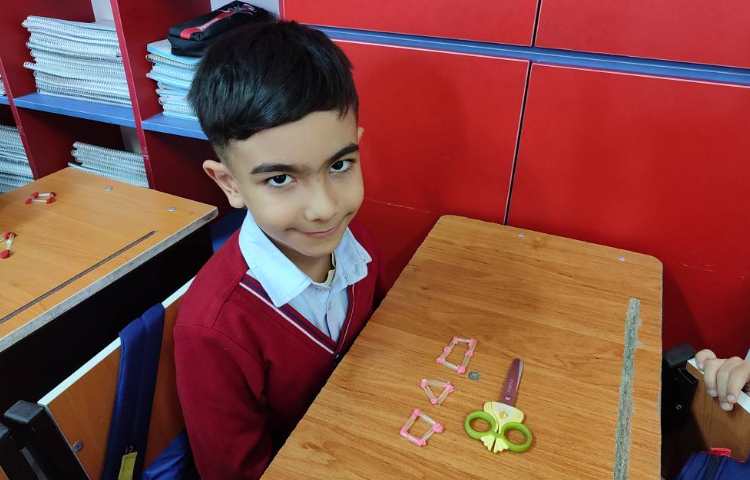 درست کردن اشکال هندسی با استفاده از (نی،خمیربازی) به منظور تثبیت یادگیری هر اشکال از چند میله درست ش 5