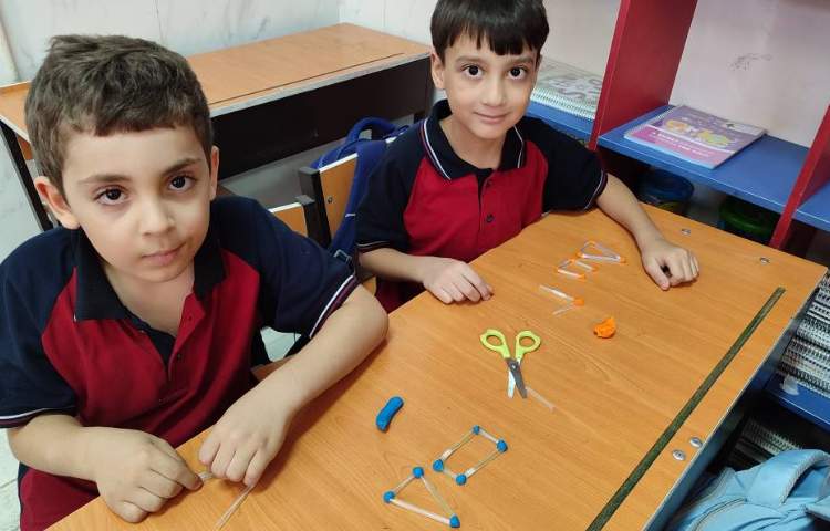 درست کردن اشکال هندسی با استفاده از (نی،خمیربازی) به منظور تثبیت یادگیری هر اشکال از چند میله درست ش