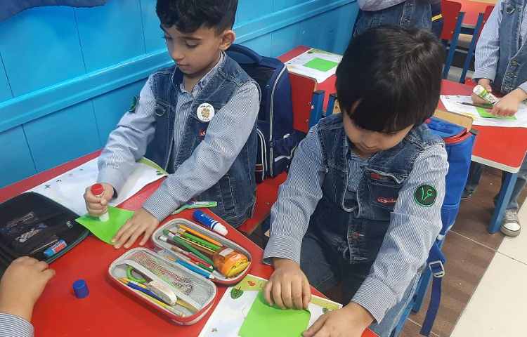 درست کردن جوجه خندان ( مبحث تلفیق هنر و ریاضی و شناخت اشکال هندسی ) به همراه پسرانم 2