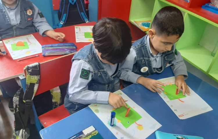 درست کردن جوجه خندان ( مبحث تلفیق هنر و ریاضی و شناخت اشکال هندسی ) به همراه پسرانم 3