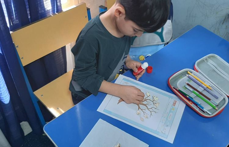 درست کردن شکوفه های بهاری با پاپ کورن و در انتها میل کردن پاپ کورن های خوشمزه 1