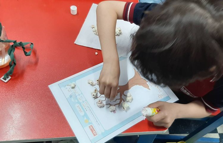 درست کردن شکوفه های بهاری با پاپ کورن و در انتها میل کردن پاپ کورن های خوشمزه 2