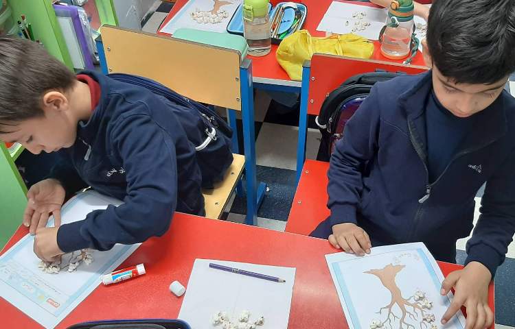 درست کردن شکوفه های بهاری با پاپ کورن و در انتها میل کردن پاپ کورن های خوشمزه 3