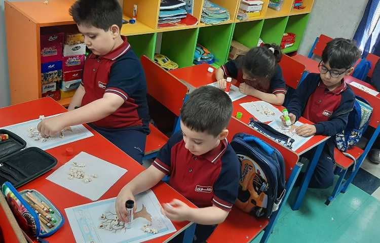 درست کردن شکوفه های بهاری با پاپ کورن و در انتها میل کردن پاپ کورن های خوشمزه 4