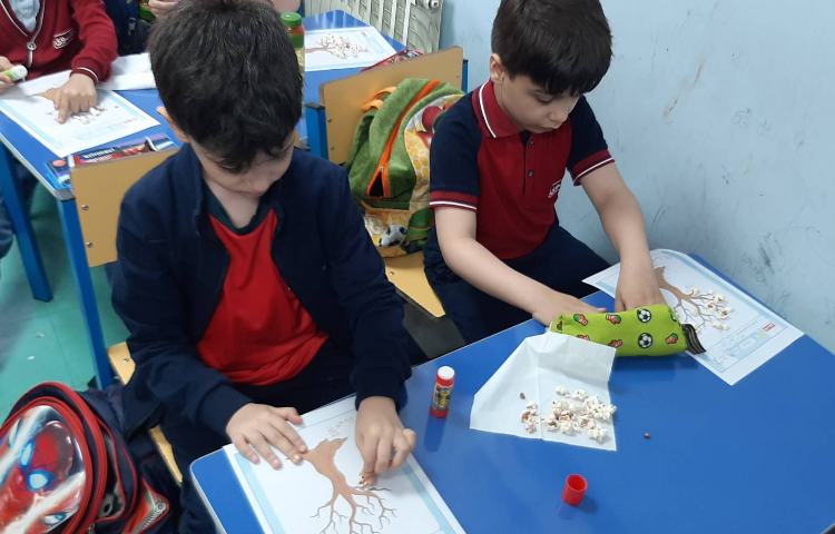 درست کردن شکوفه های بهاری با پاپ کورن و در انتها میل کردن پاپ کورن های خوشمزه 5