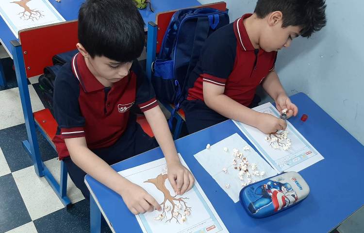 درست کردن شکوفه های بهاری با پاپ کورن و در انتها میل کردن پاپ کورن های خوشمزه 6