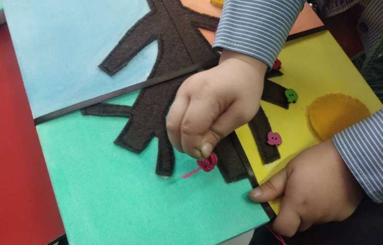 درست کردن شکوفه های بهاری برای تابلو چهار فصل