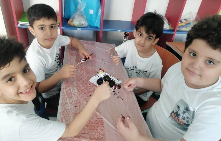 درست کردن مارشمالو چوبی با سس شکلات، با هدف کار گروهی و دست ورزی