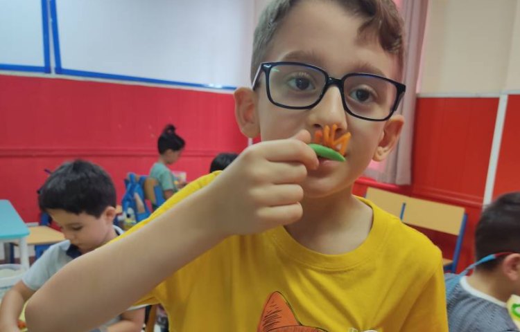 : درست کردن مسواک با خمیر جهت آموزش بهداشت فردی 4