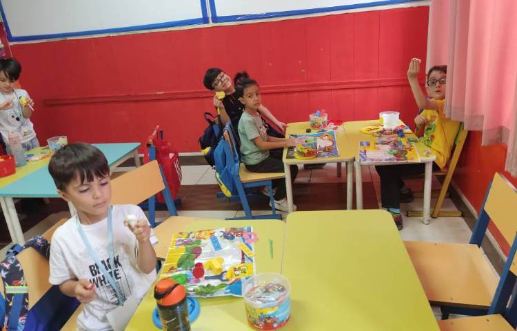 : درست کردن مسواک با خمیر جهت آموزش بهداشت فردی 5