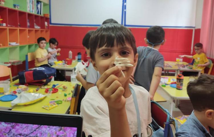 : درست کردن مسواک با خمیر جهت آموزش بهداشت فردی