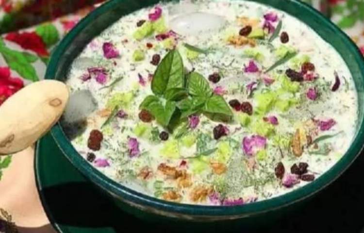 درست کردن و میل کردن آبدوغ خیار همراه پسرای گلم