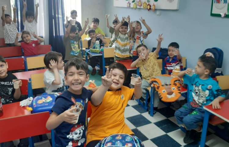 درست کردن و میل کردن شربت آبلیمو به همراه پسرای قشنگم