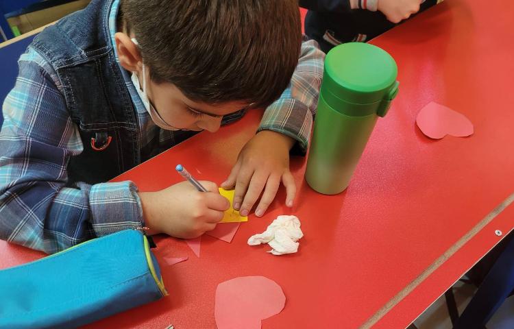 :درست کردن کارت هدیه به بابا، (یادگیری کلمه بابا)کلاس انگور 1