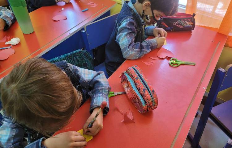 :درست کردن کارت هدیه به بابا، (یادگیری کلمه بابا)کلاس انگور 2