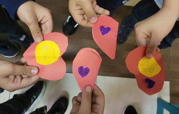 :درست کردن کارت هدیه به بابا، (یادگیری کلمه بابا)کلاس انگور 3