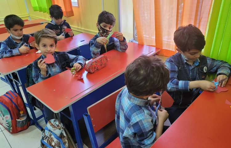 :درست کردن کارت هدیه به بابا، (یادگیری کلمه بابا)کلاس انگور 5