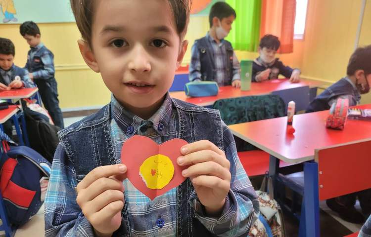 :درست کردن کارت هدیه به بابا، (یادگیری کلمه بابا)کلاس انگور 6