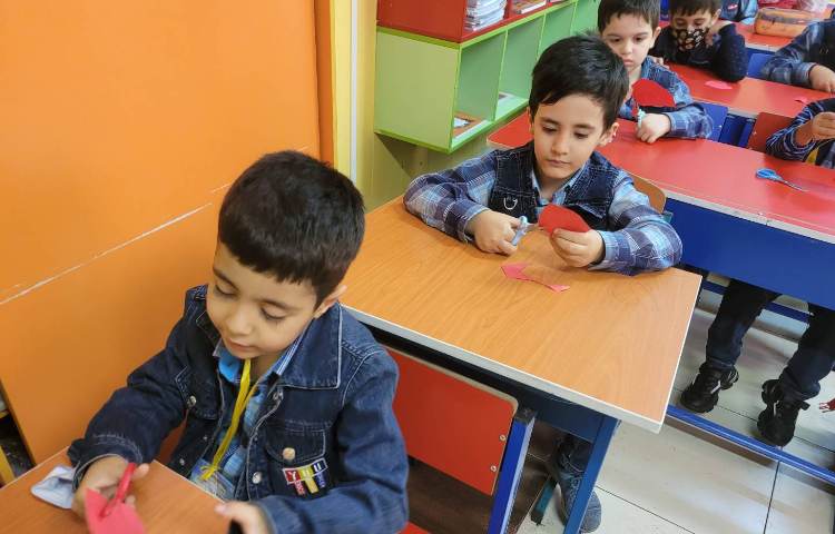 :درست کردن کارت هدیه به بابا، (یادگیری کلمه بابا)کلاس انگور 7