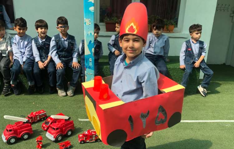 درست کردن کاردستی آتش نشان بازی با ماشین آتش نشان 1