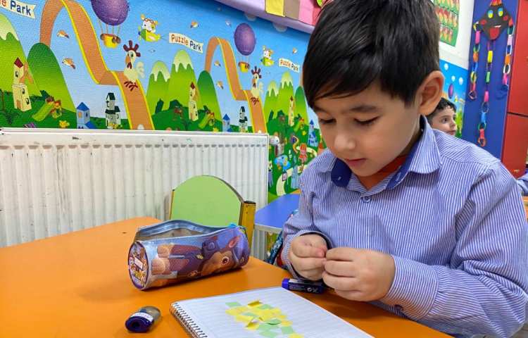 درست کردن کاردستی caterpillar جهت تقویت مهارت دست ورزی 2