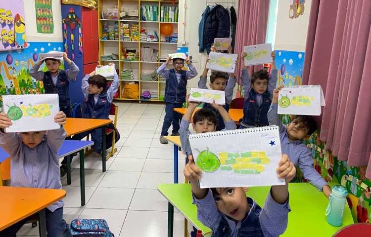 درست کردن کاردستی caterpillar جهت تقویت مهارت دست ورزی 3