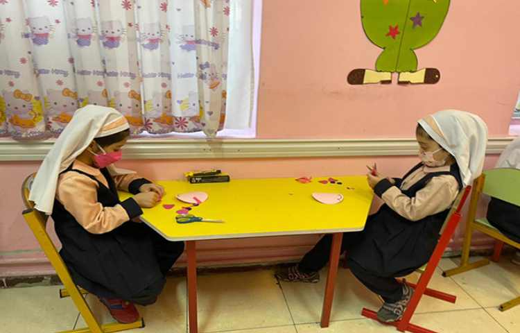 درست کردن کاردستی مرتبط با حرف تدریس شده 8