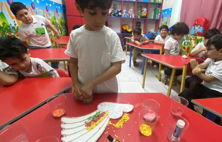 درست کردن کاردستی مرتبط با رنگ ها در کلاس زبان 2