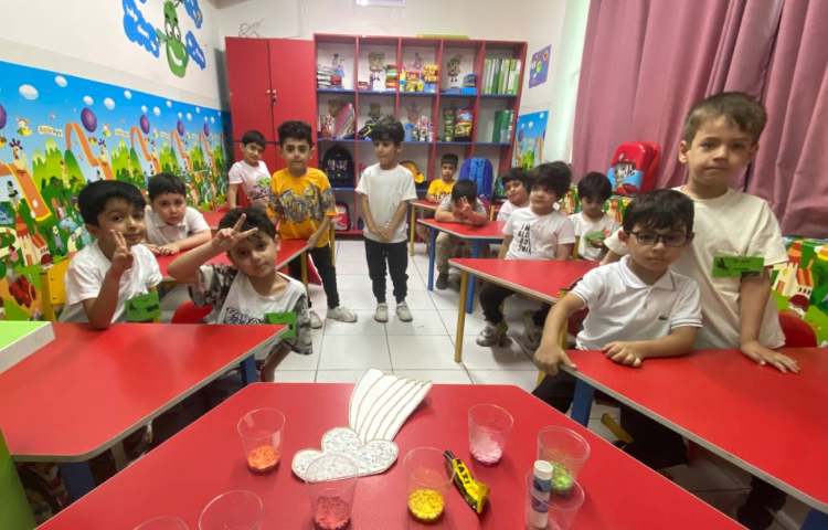 درست کردن کاردستی مرتبط با رنگ ها در کلاس زبان 3