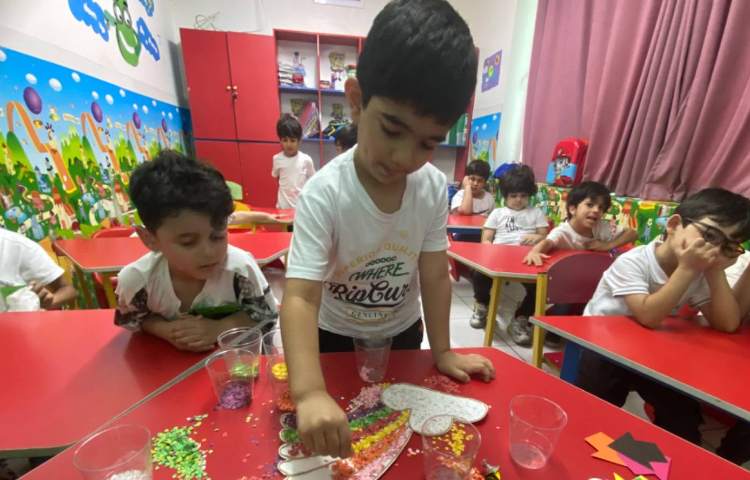 درست کردن کاردستی مرتبط با رنگ ها در کلاس زبان