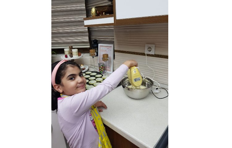 درست کردن کاپ کیک توسط دختر گلم نیکی هرمزی 1