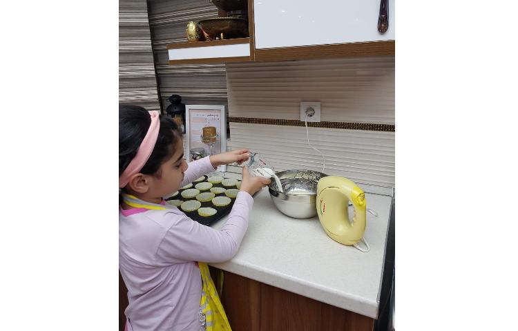 درست کردن کاپ کیک توسط دختر گلم نیکی هرمزی 3
