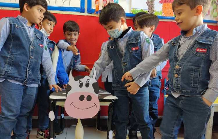 درست کردن گاو با استفاده از میز مربوط به درس مفید بودن حیوانات اهلی به همراه دوشیدن شیر