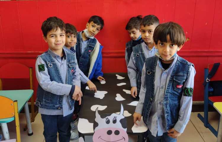 درست کردن گاو با استفاده از میز مربوط به درس مفید بودن حیوانات اهلی به همراه دوشیدن شیر 4