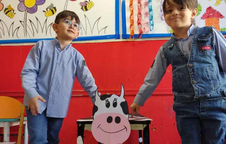 درست کردن گاو با استفاده از میز مربوط به درس مفید بودن حیوانات اهلی به همراه دوشیدن شیر 5