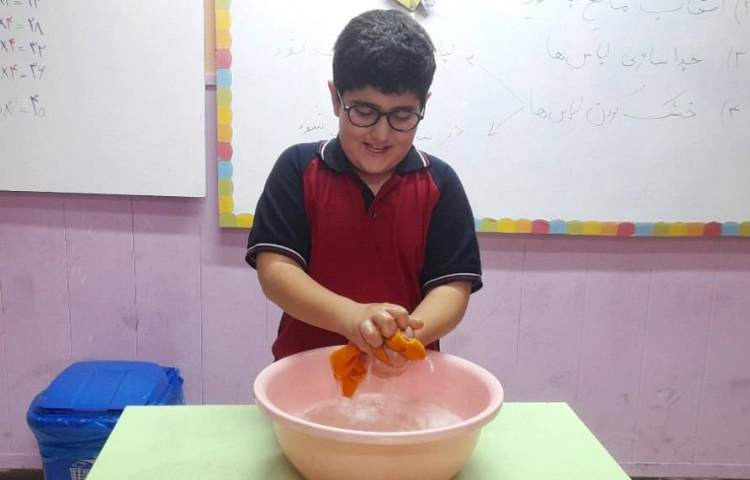 درس اتیکت بهداشت فردی آموزش شست و شوی لباس در تشت آب پایه سوم 1