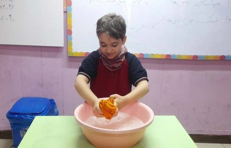 درس اتیکت بهداشت فردی آموزش شست و شوی لباس در تشت آب پایه سوم 2