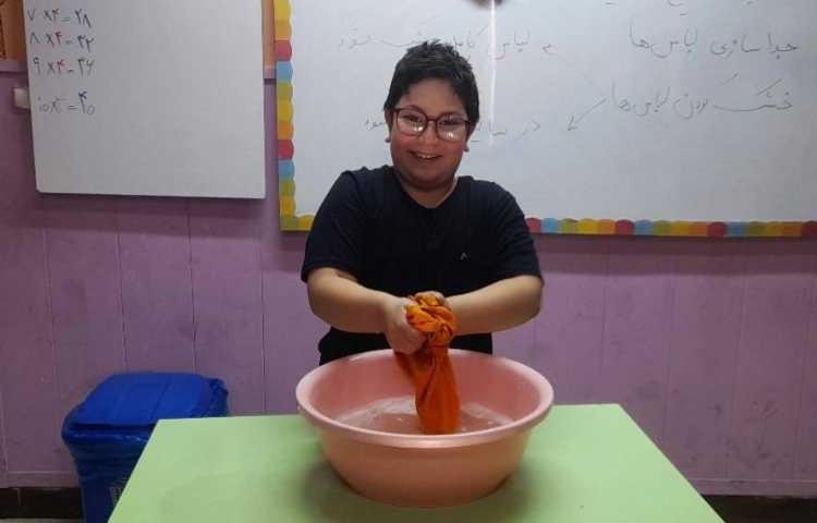 درس اتیکت بهداشت فردی آموزش شست و شوی لباس در تشت آب پایه سوم 3