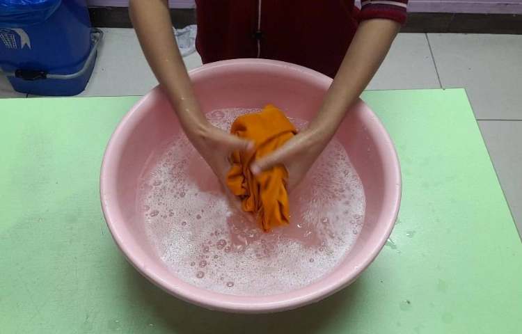درس اتیکت بهداشت فردی آموزش شست و شوی لباس در تشت آب پایه سوم 4