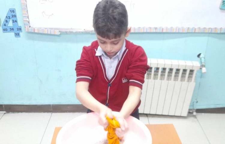 درس اتیکت بهداشت فردی آموزش شست و شوی لباس در تشت آب پایه سوم 5