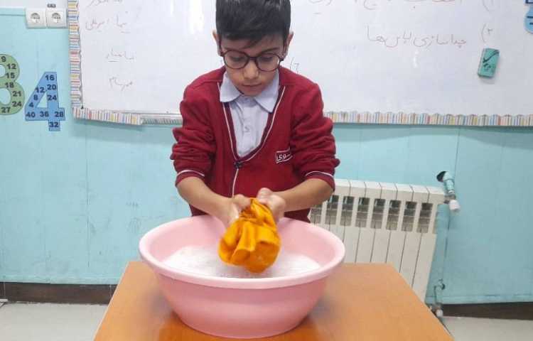 درس اتیکت بهداشت فردی آموزش شست و شوی لباس در تشت آب پایه سوم
