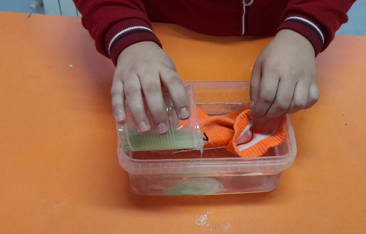 درس اتیکت بهداشت فردی پارت چهارم و نحوه ی شست و شوی لباس ها در پایه سوم 6