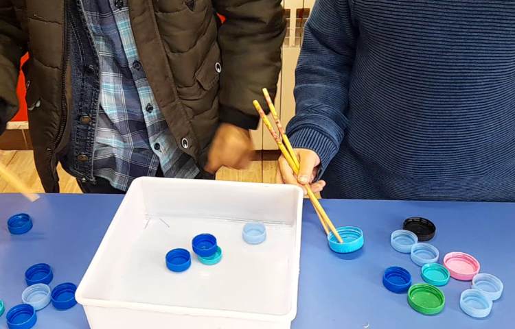 :درس اتیکت، مسابقه استفاده از چاپستیک 1