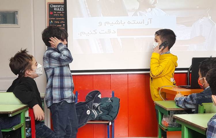 :درس اتیکت، مهمانی رفتن، اجرای نمایش توسط دانش اموزان 1