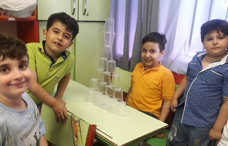 :درس بازی ساختنی با موضوع برج های لیوانی 2