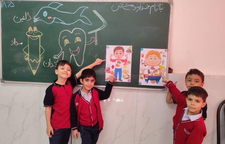 درس تلفیق درس فارسی و علوم فواید خوراکی سالم و ناسالم در کلاس توسط دانش‌آموزان انجام شد. 1