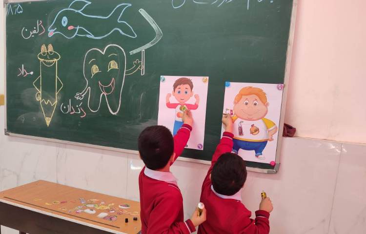 درس تلفیق درس فارسی و علوم فواید خوراکی سالم و ناسالم در کلاس توسط دانش‌آموزان انجام شد. 3